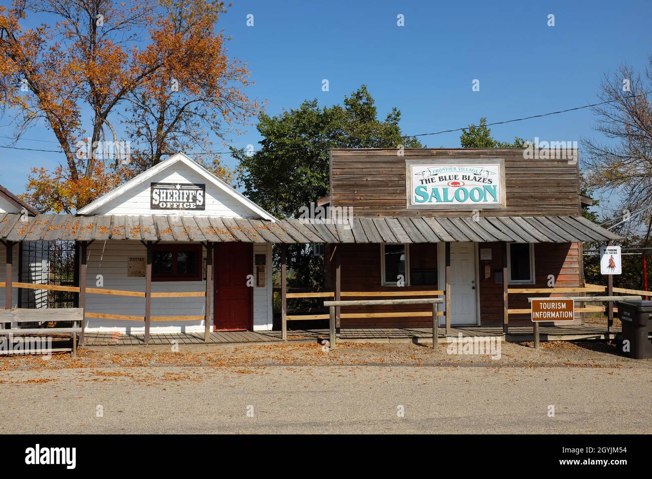 JAMESTOWN, NORTH DAKOTA - 3 Okt 2021: Sheriffs Office und der Blue Blaze Saloon an der Louis L'Amour Lane in Frontier Town. Stockfoto