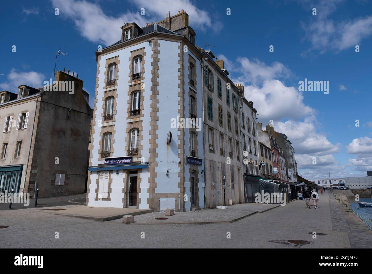 Straßenszene am 20. September 2021 in Douarnenez, Bretagne, Frankreich. Die Bretagne ist eine Halbinsel, eine historische Grafschaft und ein kulturelles Gebiet im Westen Frankreichs, das den westlichen Teil von dem umfasst, was während der römischen Besatzung als Armorica bekannt war. Es wurde zu einem unabhängigen Königreich und dann zu einem Herzogtum, bevor es 1532 mit dem Königreich Frankreich als Provinz unter der Krone als separate Nation regiert wurde. Stockfoto