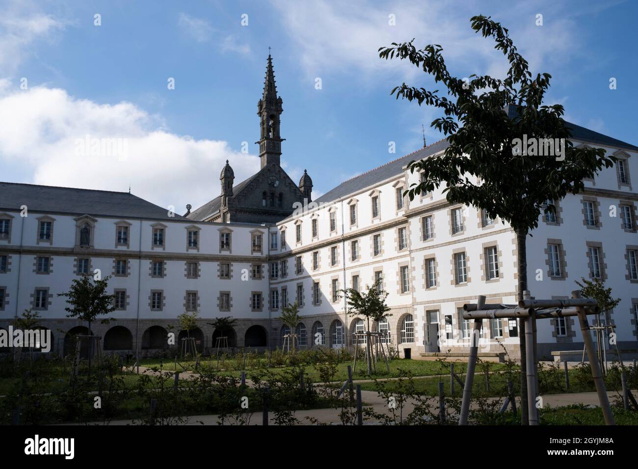 Médiathèque Jeanne Nabert am 21. September 2021 in Pont Croix, Bretagne, Frankreich. Die Bretagne ist eine Halbinsel, eine historische Grafschaft und ein kulturelles Gebiet im Westen Frankreichs, das den westlichen Teil von dem umfasst, was während der römischen Besatzung als Armorica bekannt war. Es wurde zu einem unabhängigen Königreich und dann zu einem Herzogtum, bevor es 1532 mit dem Königreich Frankreich als Provinz unter der Krone als separate Nation regiert wurde. Stockfoto