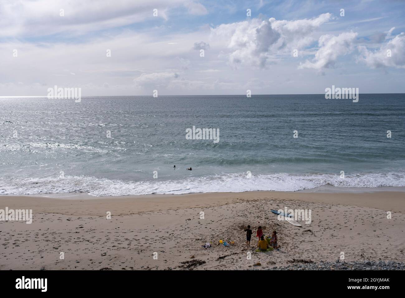 Familie in Plage de Guendrez am 19. September 2021 in Poulhan, Bretagne, Frankreich. Die Bretagne ist eine Halbinsel, eine historische Grafschaft und ein kulturelles Gebiet im Westen Frankreichs, das den westlichen Teil von dem umfasst, was während der römischen Besatzung als Armorica bekannt war. Es wurde zu einem unabhängigen Königreich und dann zu einem Herzogtum, bevor es 1532 mit dem Königreich Frankreich als Provinz unter der Krone als separate Nation regiert wurde. Stockfoto
