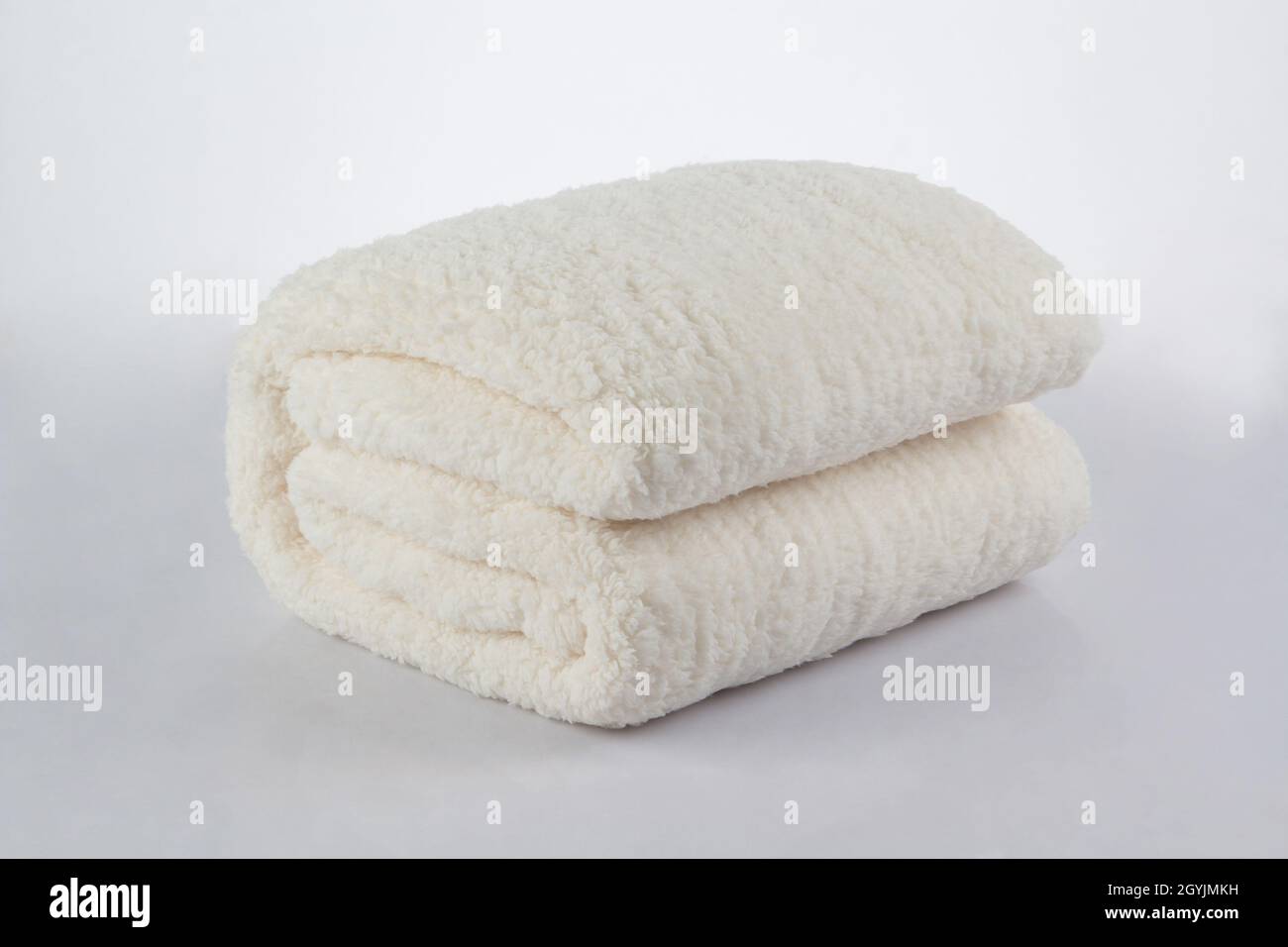 Weich und warm von weißen gefalteten Decke isoliert auf weißem Hintergrund Stockfoto