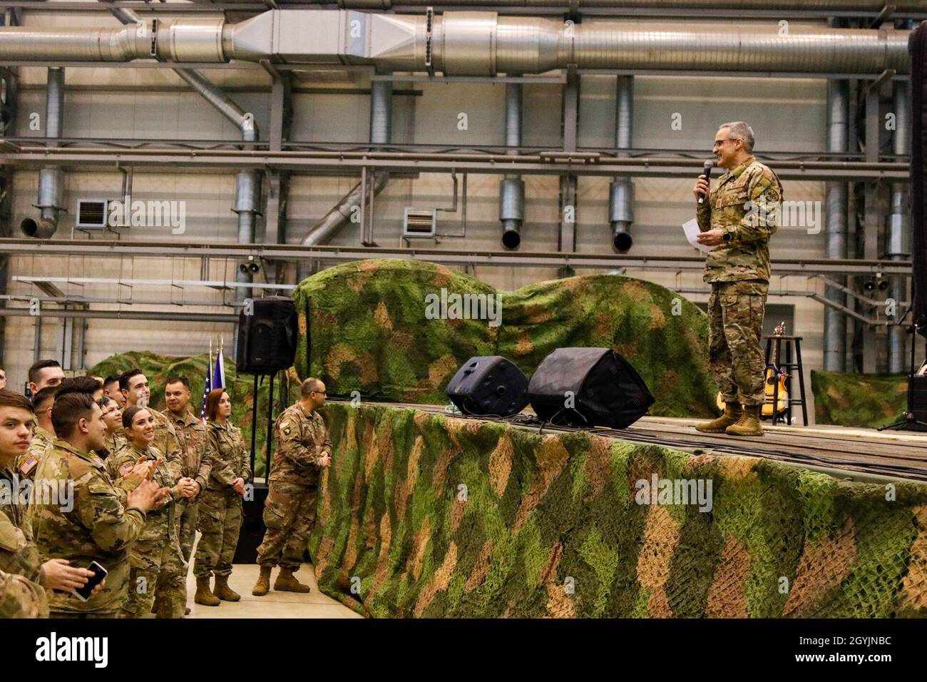 Ramon Colon-Lopez, der Senior-Berater des Chairman, spricht vor dem Start der Neujahrs-Tourshow der 2020 United Service Organizations auf dem Powidz Air Base, Powidz, Polen, im Januar 8 an US- und polnische Militärangehöriger. Die 652. Regionale Unterstützungsgruppe, eine Armee-Reserve-Einheit aus Helena, Montana, arbeitete mit Mitgliedern der USO und dem polnischen Militär zusammen, um die Show auf dem Luftwaffenstützpunkt Powis zu veranstalten. (USA Army Reserve Foto von Master Sgt. Ryan C. Minson, 652. Regional Support Group) Stockfoto