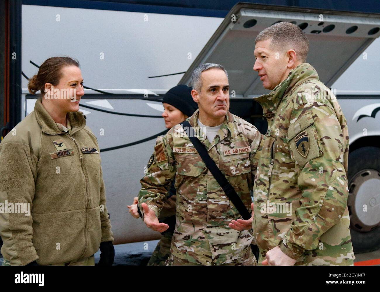 Von links, Oberst Erica Herzog aus Reston, Virginia, Kommandant der 652. Regionalen Unterstützungsgruppe, Senior-Berater des Vorsitzenden Ramon Colon-Lopez, Und der stellvertretende General der US Army Europe für die Nationalgarde, Maj. General Joe Jarrard, sprach kurz nach der Ankunft von Prominenten der United Service Organizations Tour auf dem Powidz Air Base, Powidz, Polen, im Januar 8. Die 652. RSG arbeitete mit Mitgliedern der USO und des polnischen Militärs zusammen, um die Show auf dem Luftwaffenstützpunkt Powis zu veranstalten. (USA Army Reserve Foto von Master Sgt. Ryan C. Minson, 652. Regional Support Group) Stockfoto