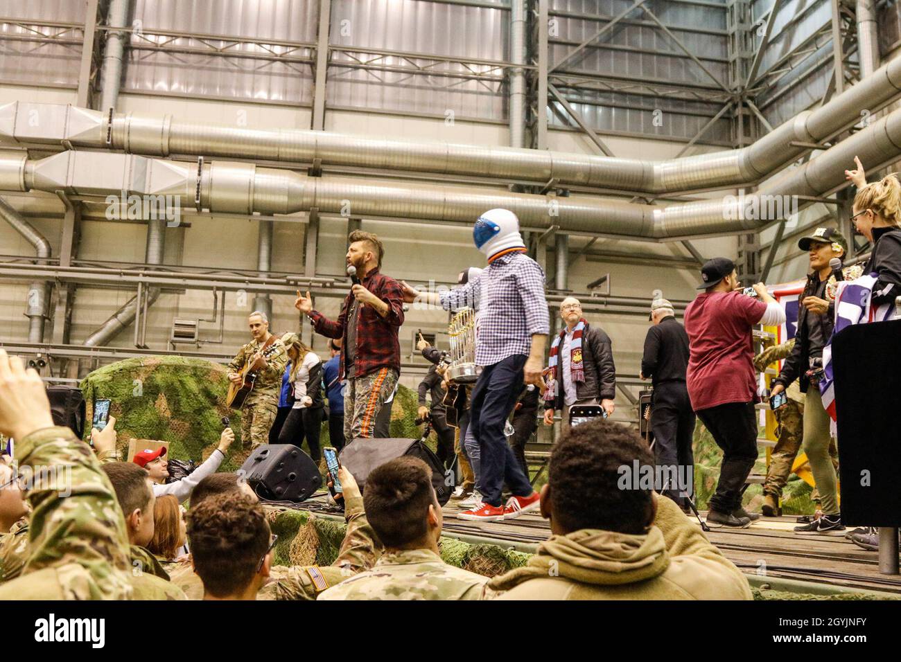 Entertainer auf der Neujahrstour der 2020 United Service Organizations, begleitet von dem Senior-Berater des Vorsitzenden Ramon Colon-Lopez, treten am 8. Januar für US-amerikanische und polnische Soldaten auf dem Powidz Air Base, Powidz, Polen, auf. Die 652. Regionale Unterstützungsgruppe aus Helena, Montana, arbeitete mit Mitgliedern der USO und dem polnischen Militär zusammen, um die Show auf dem Luftwaffenstützpunkt Povidz zu veranstalten. (USA Army Reserve Foto von Master Sgt. Ryan C. Minson, 652. Regional Support Group) Stockfoto