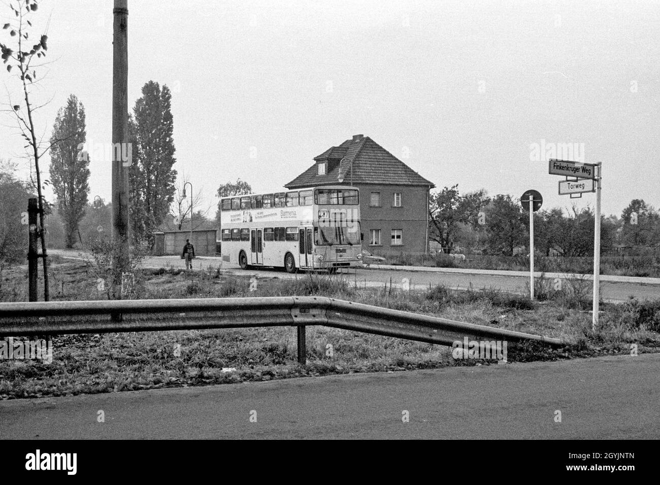Ein Doppeldeckerbus, der 1992 das ehemalige Ost-Berlin verlässt Stockfoto