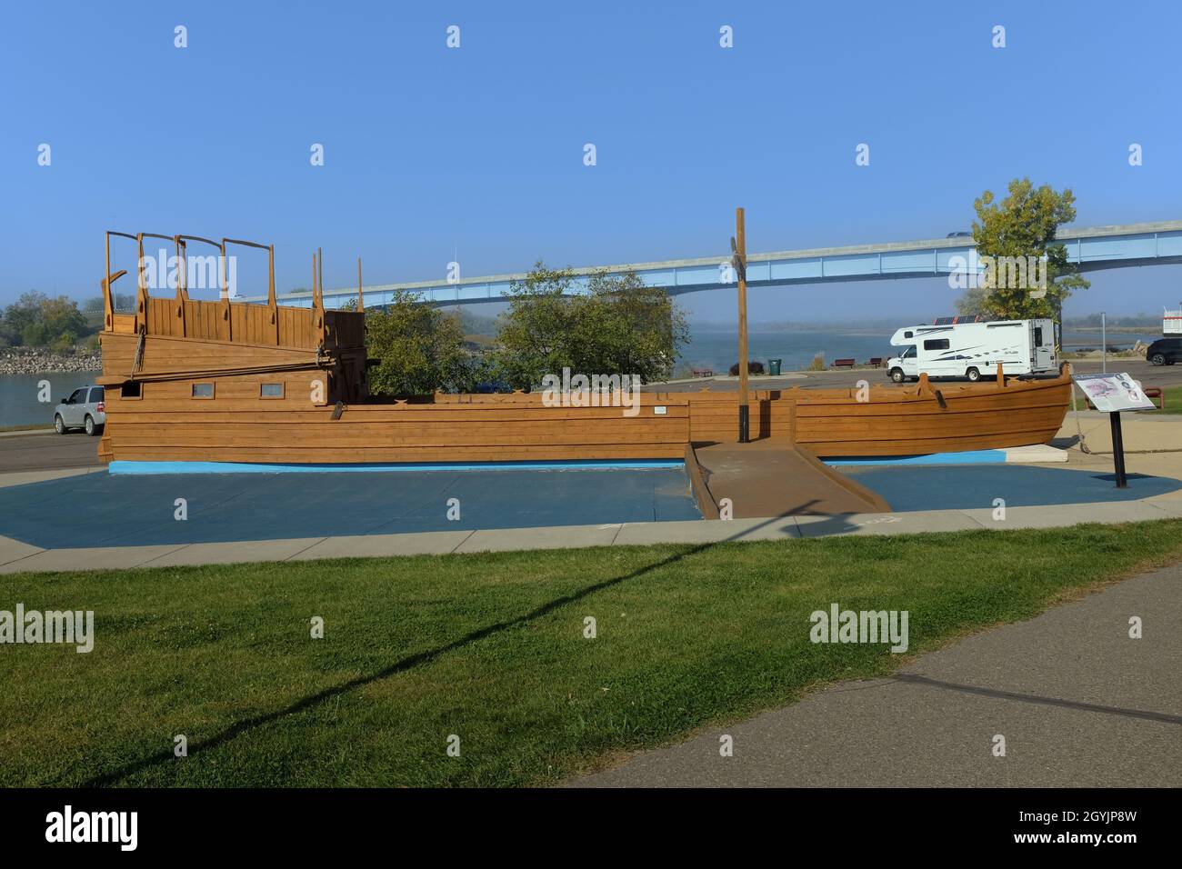 BISMARCK, NORTH DAKOTA - 3 Okt 2021: Kielboot im Keelboat Park, neben dem Missouri River und Teil des Missouri Valley Legacy Center. Stockfoto