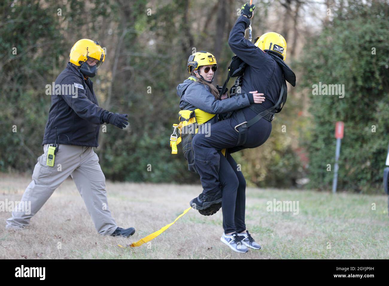 Kirsten Barber, eine Spezialistin für digitale Medien des North Carolina Department of Public Safety, eine simulierte Rettungsüberlebende und ein Techniker des North Carolina Helicopter Aquatic Rescue Team (NCHART) werden während einer Trainingsübung in der North Carolina State Highway Patrol Trainingseinrichtung, Raleigh, North Carolina, am 9. Januar 2020, auf Kurzstrecken gehoben. Diese NCHART-Übung besteht aus Mitgliedern des North Carolina Emergency Management, der North Carolina National Guard, der North Carolina State Highway Patrol und lokalen Ersthelfern. (USA Foto der Armee-Nationalgarde von Sgt. Jamar Marcel Pugh, North Carolina National Guar Stockfoto