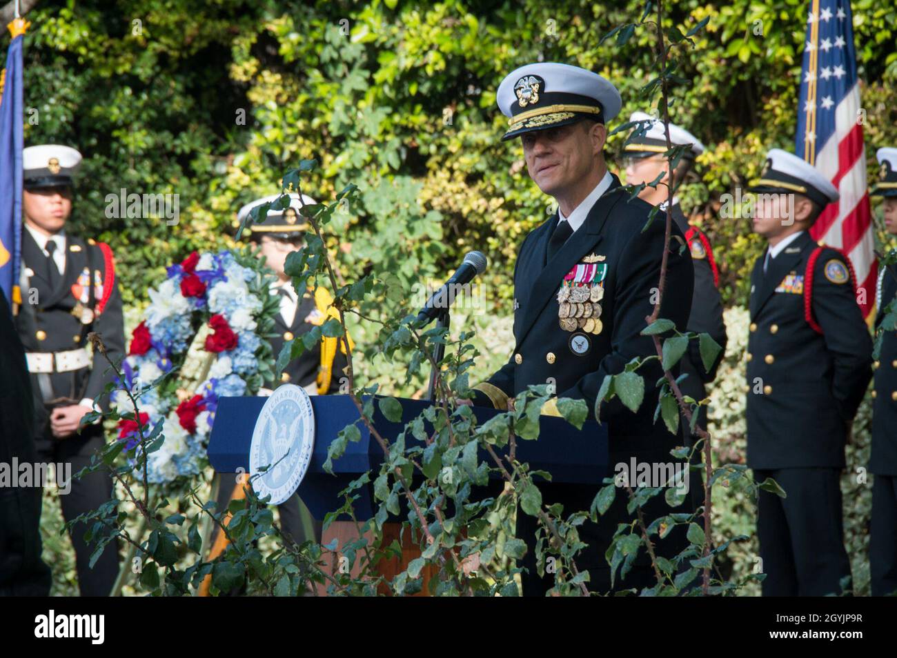 Konteradmiral Robert Nowakowski, stellvertretender Kommandant der Reserve des Navy Recruiting Command, spricht während einer Geburtstagsfeier für Präsident Richard Nixon in der Richard Nixon Presidential Library and Museum. Am Donnerstag, dem 9. Januar, feierte Yorba Linda, Kalifornien, den 107. Geburtstag des 37. US-Präsidenten. Stockfoto