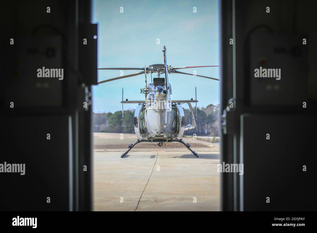 Ein North Carolina State Trooper Helikopter sitzt außerhalb eines Hangers, bevor er in einer gemeinsamen Trainingsübung des North Carolina Helicopter Aquatic Rescue Teams (NCHART) in einer Trainingseinrichtung des North Carolina State Highway Patrol, Raleigh, North Carolina, 8. Januar 2020 eingesetzt wird. Diese NCHART-Übung besteht aus Mitgliedern des North Carolina Emergency Management, der North Carolina National Guard, der North Carolina State Highway Patrol und lokalen Ersthelfern. (USA Foto der Nationalgarde der Armee von Sgt. Jamar Marcel Pugh, Nationalgarde Von North Carolina) Stockfoto