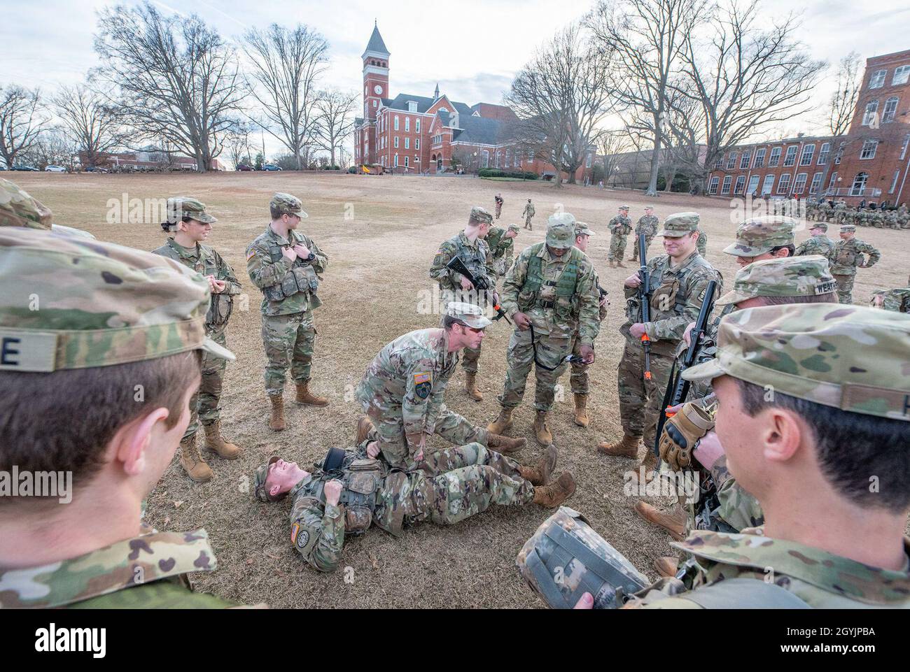 Kadetten der U.S. Army Reserve Officers’ Training Corps der Clemson University führen erste-Hilfe-Schulungen im Rahmen eines „Actions on the Objective“-Labors auf dem Bowman Field durch, 9. Januar 2020. (Foto von Ken Scar) Stockfoto