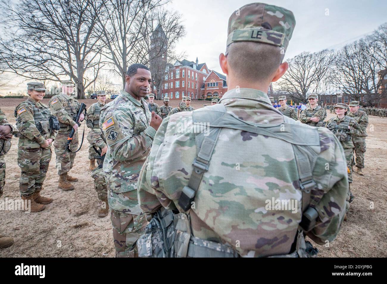 U.S. Army Master Sgt. Andre Bland von der Roten Bank, N. J., beauftragt eine Gruppe von Kadetten des Offizierskorps der Reserve der Clemson University während einer „Aktion auf dem Zielfeld“-Feldübung auf dem Bowman Field, 9. Januar 2020. (Foto von Ken Scar) Stockfoto