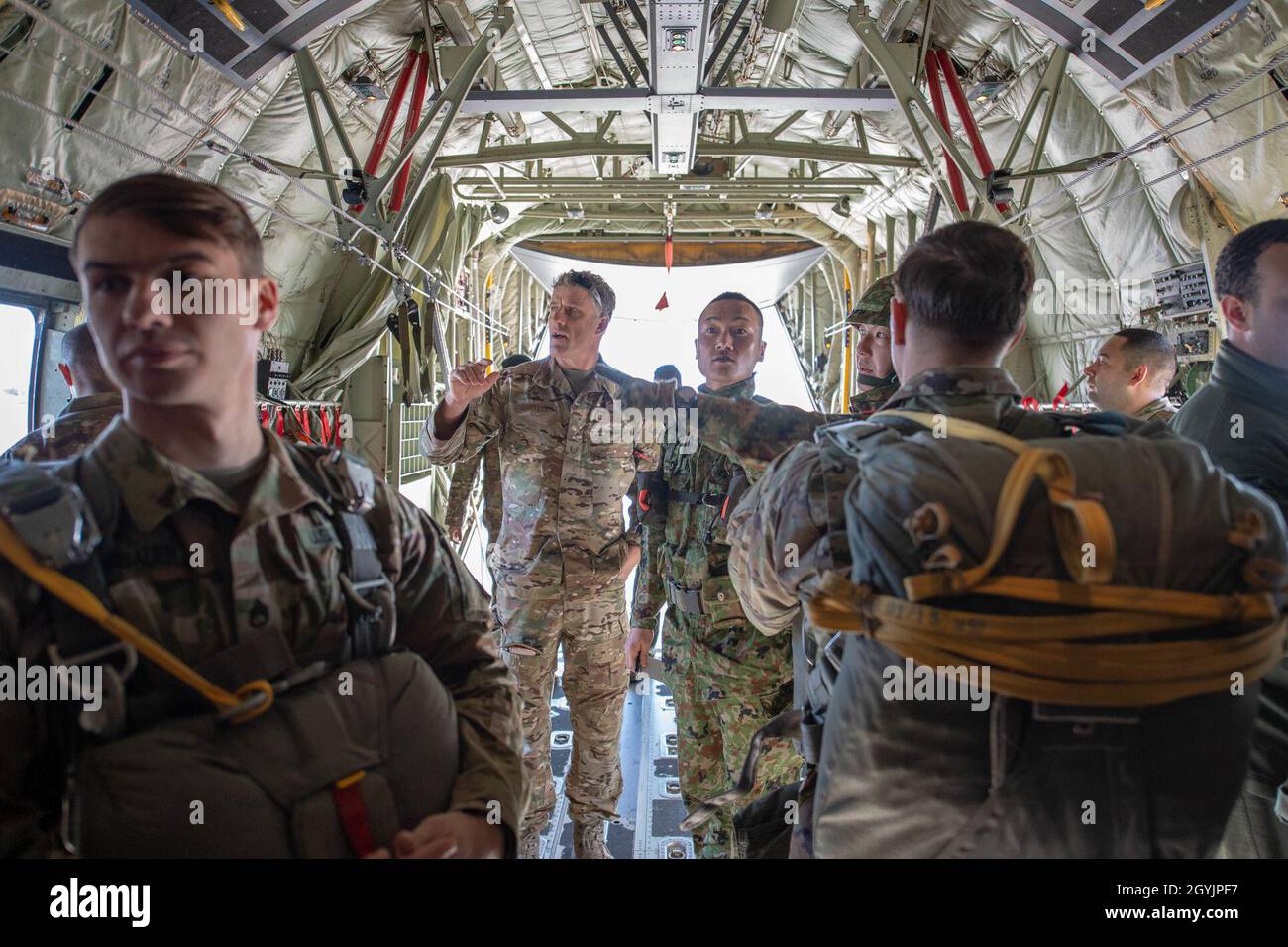 JGSDF-Soldaten mit der 1st Airborne Brigade, US Army Reserve Alaska & 82nd Airborne Soldiers und Luftmänner vom 374th Airlift Wing bereiten sich auf das jährliche Neujahr der japanischen Streitkräfte vor Sprung an Bord der US Air Force C-130J Super Hercules vom 36th Airlift Squadron aus dem Yokota Air Base, Japan, 10. Januar, 2020. Der Sprung zeigt eine bilaterale Fähigkeit, die militärische Macht zusammenbringt, um ein starkes Engagement für eine freie und offene Region im Indo-Pazifik-Raum auszubilden und zu betonen. (USA Luftwaffe Foto von Senior Airman Jessica R. Avallone) Stockfoto