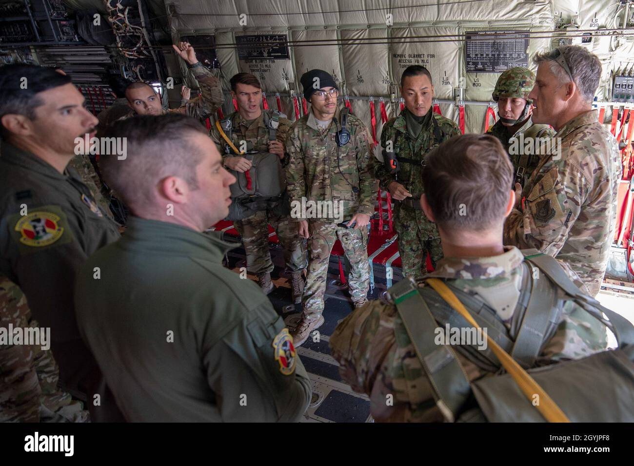 JGSDF-Soldaten mit der 1st Airborne Brigade, US Army Reserve Alaska & 82nd Airborne Soldiers und Luftmänner vom 374th Airlift Wing bereiten sich auf das jährliche Neujahr der japanischen Streitkräfte vor Sprung an Bord der US Air Force C-130J Super Hercules vom 36th Airlift Squadron aus dem Yokota Air Base, Japan, 10. Januar, 2020. Der Sprung zeigt eine bilaterale Fähigkeit, die militärische Macht zusammenbringt, um ein starkes Engagement für eine freie und offene Region im Indo-Pazifik-Raum auszubilden und zu betonen. (USA Luftwaffe Foto von Senior Airman Jessica R. Avallone) Stockfoto