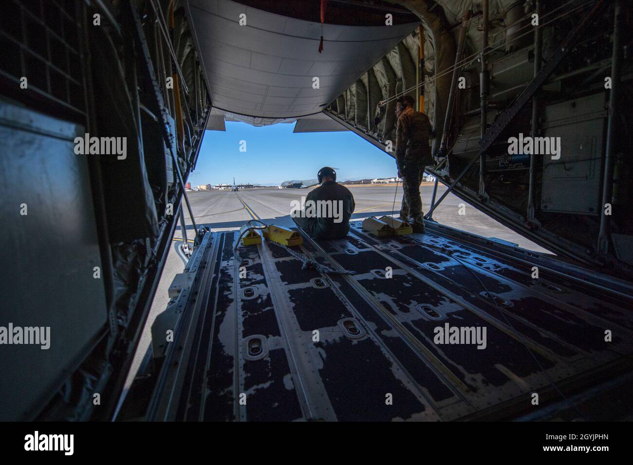 JGSDF-Soldaten mit der 1st Airborne Brigade, US Army Reserve Alaska & 82nd Airborne Soldiers und Luftmänner vom 374th Airlift Wing bereiten sich auf das jährliche Neujahr der japanischen Streitkräfte vor Sprung an Bord der US Air Force C-130J Super Hercules vom 36th Airlift Squadron aus dem Yokota Air Base, Japan, 10. Januar, 2020. Der Sprung zeigt eine bilaterale Fähigkeit, die militärische Macht zusammenbringt, um ein starkes Engagement für eine freie und offene Region im Indo-Pazifik-Raum auszubilden und zu betonen. (USA Luftwaffe Foto von Senior Airman Jessica R. Avallone) Stockfoto