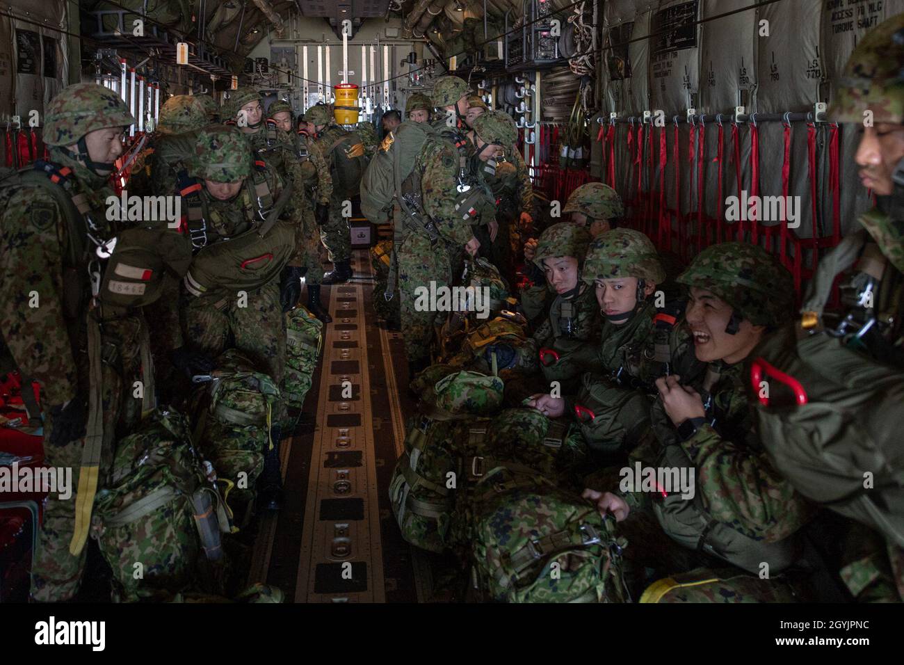 JGSDF-Soldaten mit der 1st Airborne Brigade, US Army Reserve Alaska & 82nd Airborne Soldiers und Luftmänner vom 374th Airlift Wing bereiten sich auf das jährliche Neujahr der japanischen Streitkräfte vor Sprung an Bord der US Air Force C-130J Super Hercules vom 36th Airlift Squadron aus dem Yokota Air Base, Japan, 10. Januar, 2020. Der Sprung zeigt eine bilaterale Fähigkeit, die militärische Macht zusammenbringt, um ein starkes Engagement für eine freie und offene Region im Indo-Pazifik-Raum auszubilden und zu betonen. (USA Luftwaffe Foto von Senior Airman Jessica R. Avallone) Stockfoto