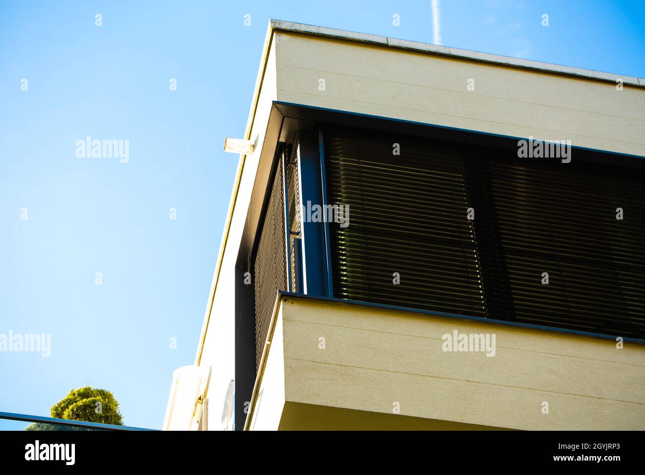 Haus mit flachem Dach in der Sonne, blauer Himmel Stockfoto