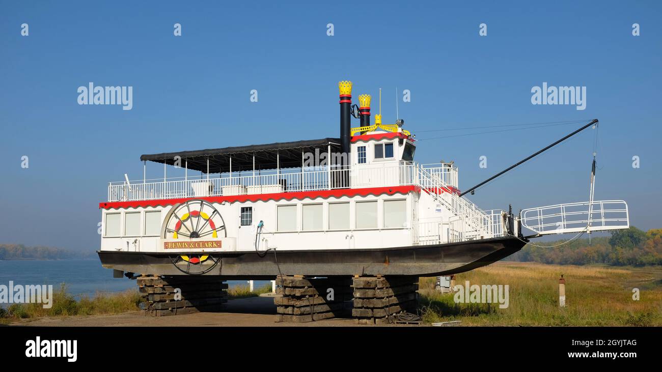 BISMARCK, NORTH DAKOTA - 3 Okt 2021: Lewis and Clark Riverboat im Trockendock für den Winter, bietet Kreuzfahrten auf dem Missouri River an. Stockfoto