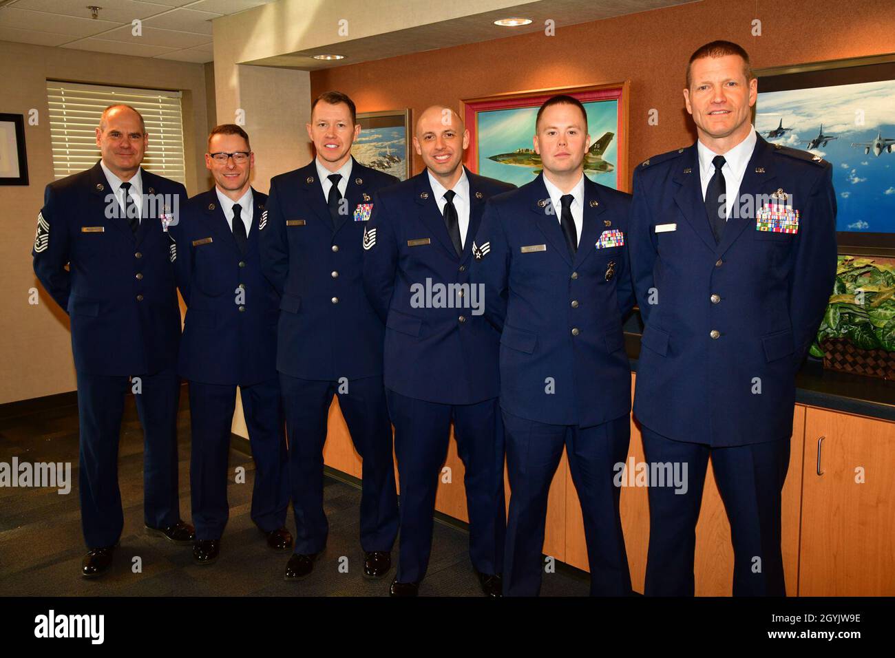 Chief Master Sgt. Mark Rukavina, Minnesota State Command Chief; Master Sgt. Richard Kaufman, Master Sgt Chris Armstrong, Tech Sgt. George Wexler, Senior Airmen Jeffrey Fouts und Col. Brian Mandt, Vice Chief of Staff Minnesota Air National Guard, posieren für ein Gruppenfoto am 10. Januar 2020 direkt nach einer Zeremonie in Duluth, Minn. Kaufman, Armstrong, Wexler und Fouts wurden für den Bundesstaat Minnesota auf der Grundlage von 2019 Errungenschaften zu den 2020 Airmen des Jahres ernannt. (USA Foto der Air National Guard von Audra Flanagan) Stockfoto