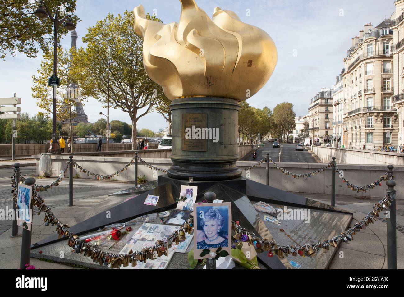 Paris, Frankreich: Unter einer Nachbildung der Flamme der Freiheitsstatue wurde in Paris ein informelles Denkmal für Diana Princess of Wales geschaffen. Das kleine Gebiet wurde in Diana umbenannt und liegt in der Nähe der Unterführung, wo ihr Auto abgestürzt ist und sie tödlich verletzt wurde. Anna Watson/Alamy Stockfoto