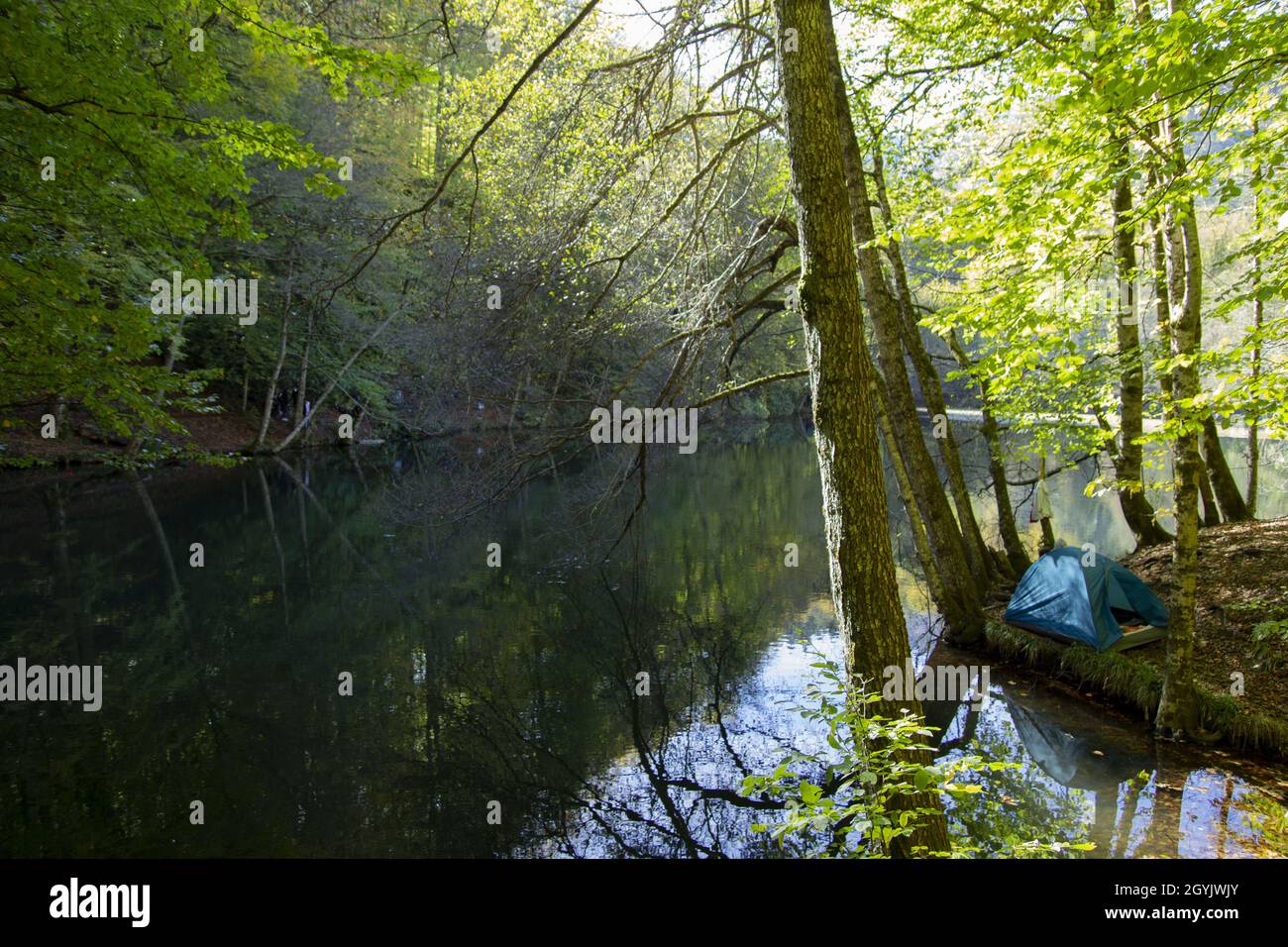 Person, die zu Campingzeiten reist Stockfoto