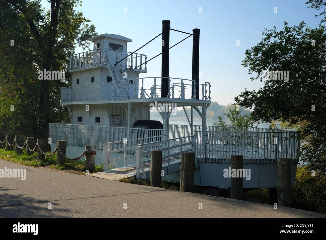 BISMARCK, NORTH DAKOTA - 3 Okt 2021: Der Steamboat Park entlang des Missouri River bietet Wanderwege und ein nachahmes Steamboat . Stockfoto