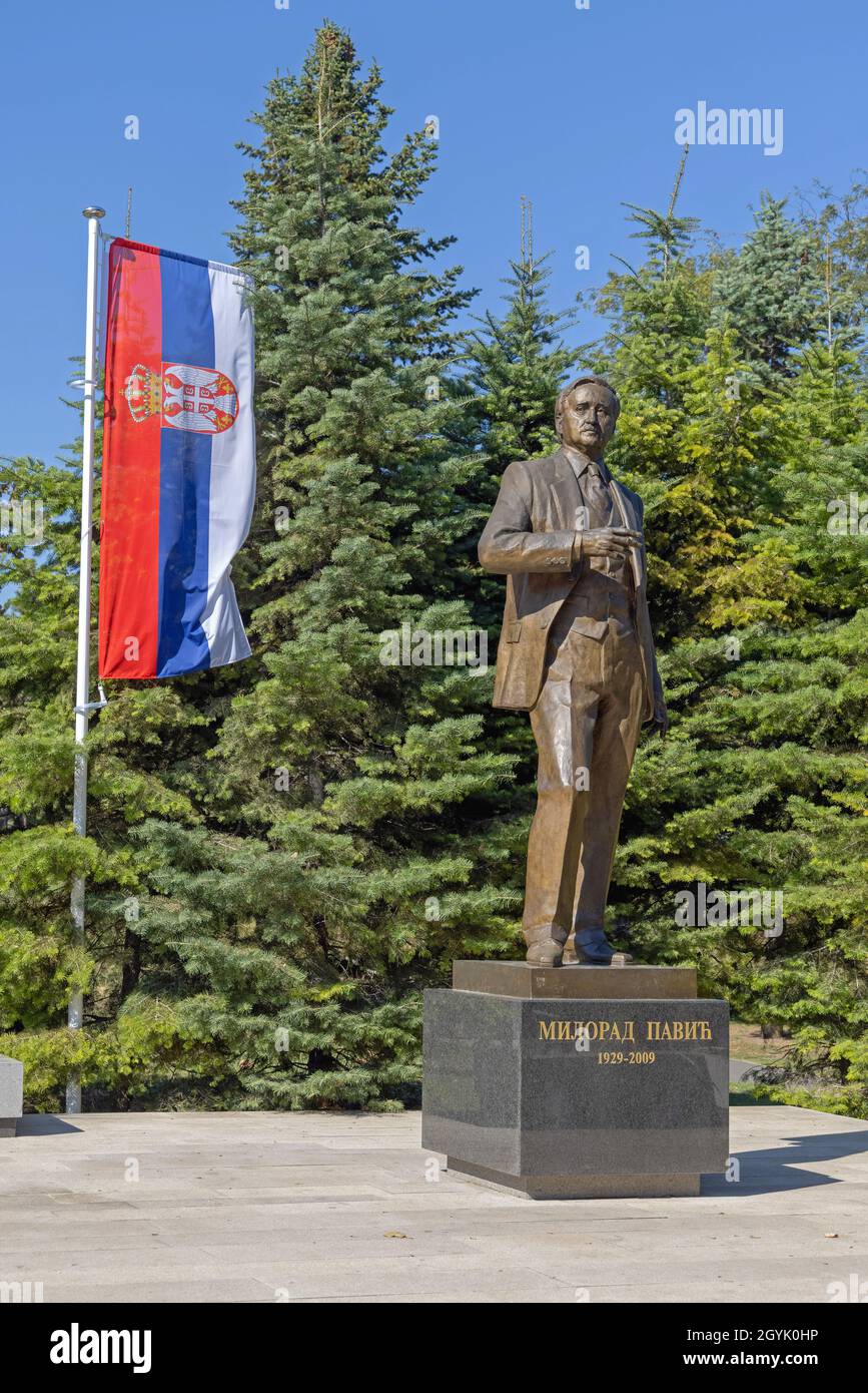 Belgrad, Serbien - 02. Oktober 2021: Bronzestatue des serbischen Schriftstellers Milorad Pavic Literaturhistorikers Short Story Writer im Tasmajdan Park. Stockfoto