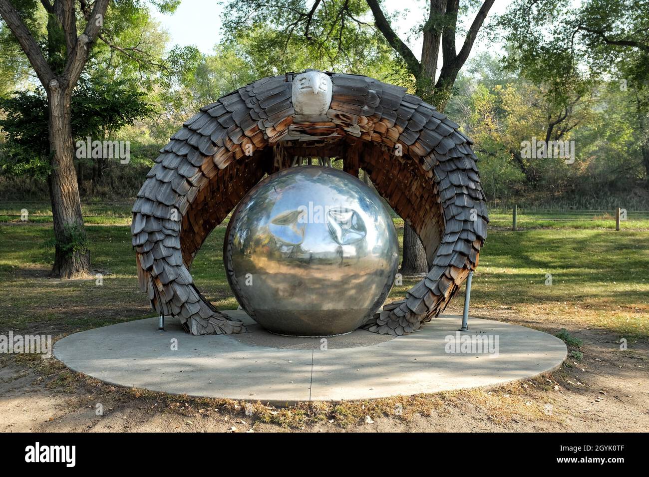 BISMARCK, NORTH DAKOTA - 3 Okt 2021: Reflections Sculpture in Steamboat Park. Ein Geist Adler Flügel verschlingen die Erde, um Gleichgewicht zwischen allen Liv zu schaffen Stockfoto
