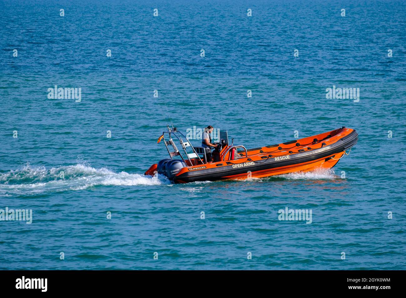 BURRIANA, SPANIEN - 28. Sep 2021: Ein Rettungsboot der humanitären Organisation verlässt den Hafen von Burriana Stockfoto