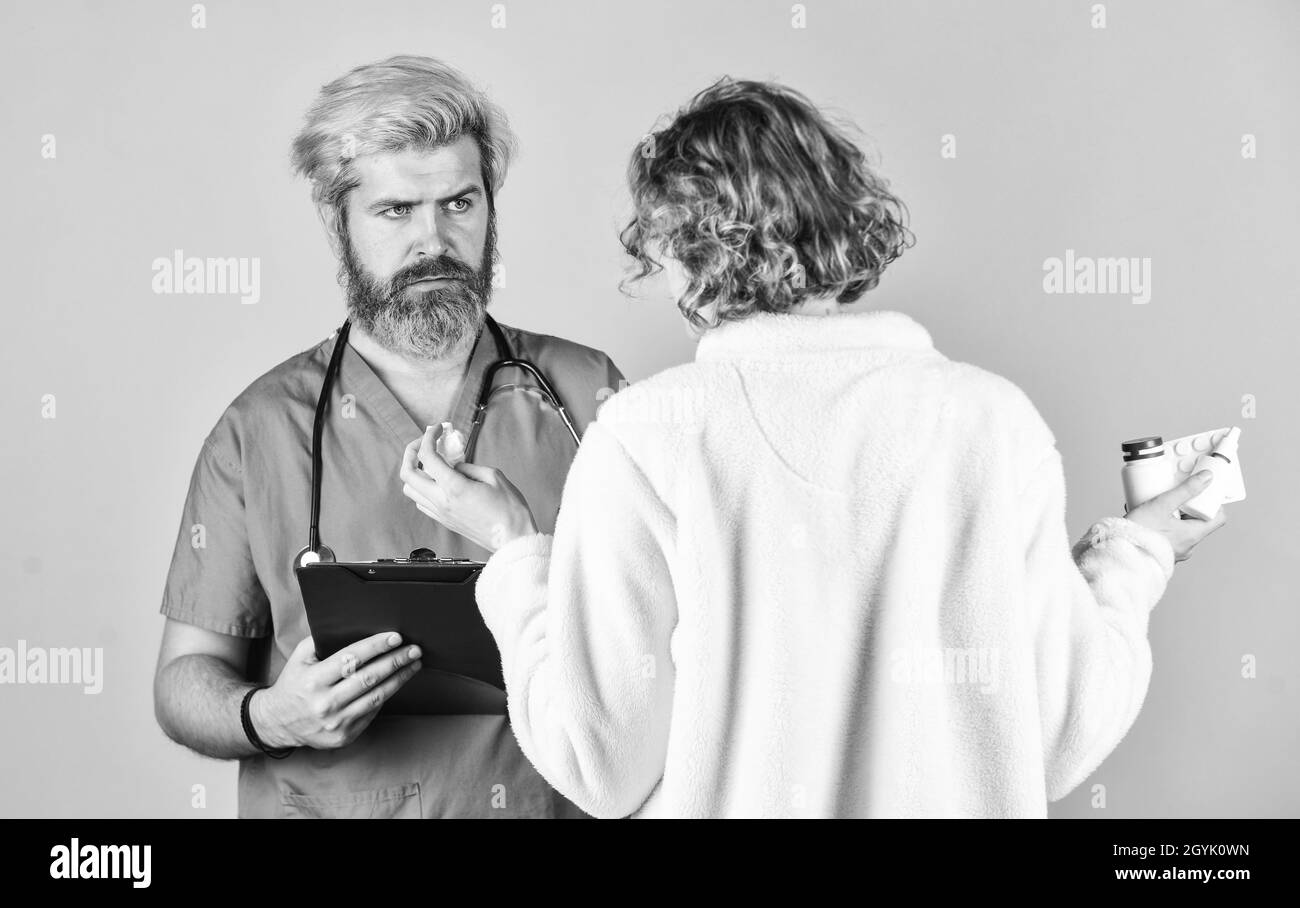 Symptome einer Virusinfektion. Verschreiben Sie Tests und Behandlung. Kranker Patient. Diagnosekonzept. Medizinische Hilfe. Anamnese. Arzt kommuniziert Frau Stockfoto