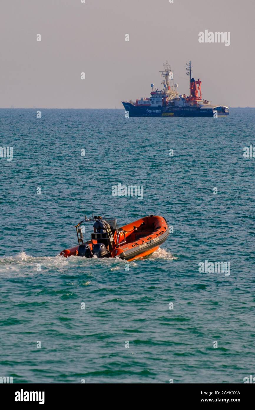 BURRIANA, SPANIEN - 28. Sep 2021: Ein Rettungsboot der humanitären Organisation, das offene Waffen hat, verlässt den Hafen von Burriana in Richtung Schiff der Stockfoto