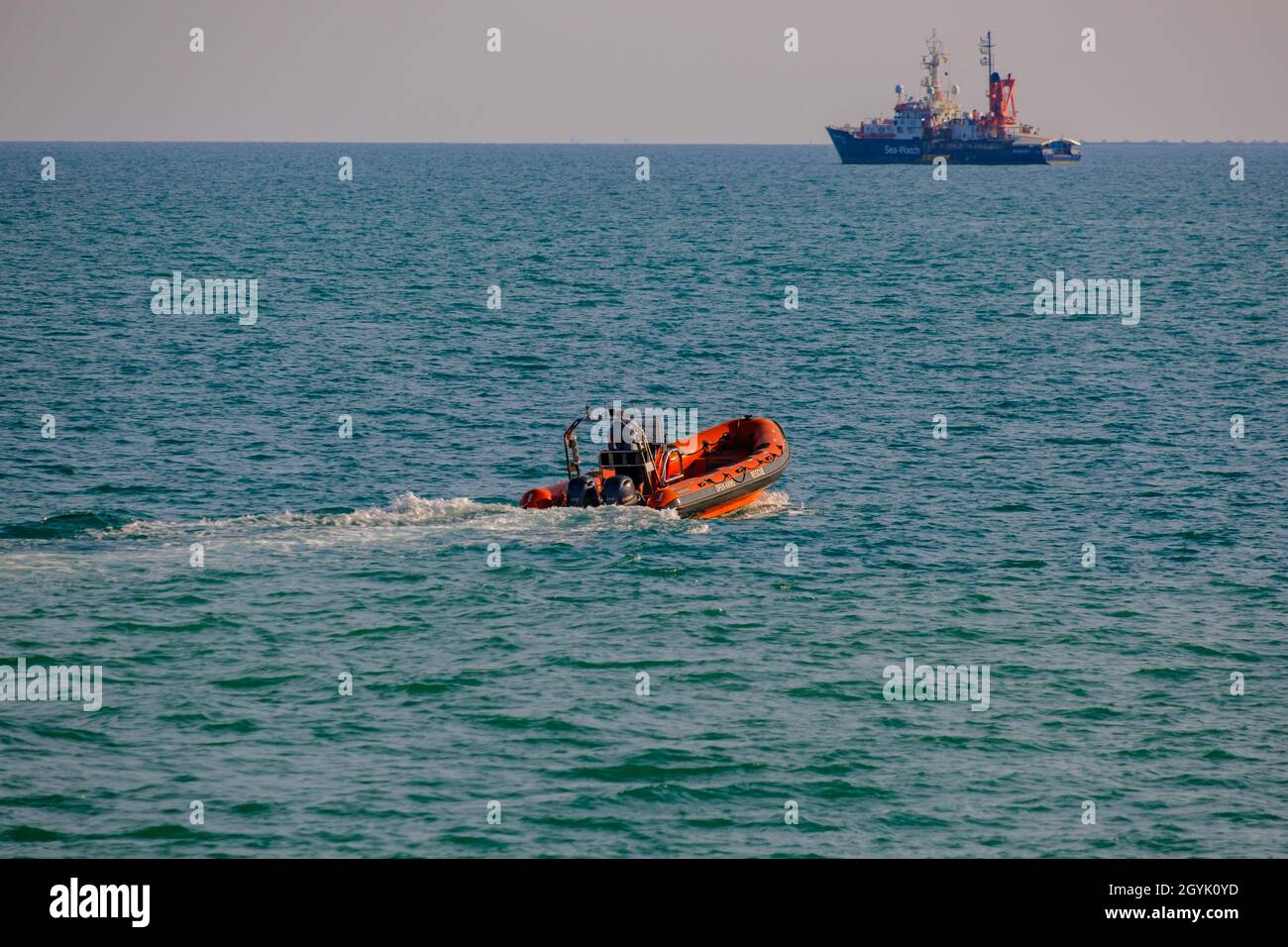 BURRIANA, SPANIEN - 28. Sep 2021: Ein Rettungsboot der humanitären Organisation, das offene Waffen hat, verlässt den Hafen von Burriana in Richtung Schiff der Stockfoto