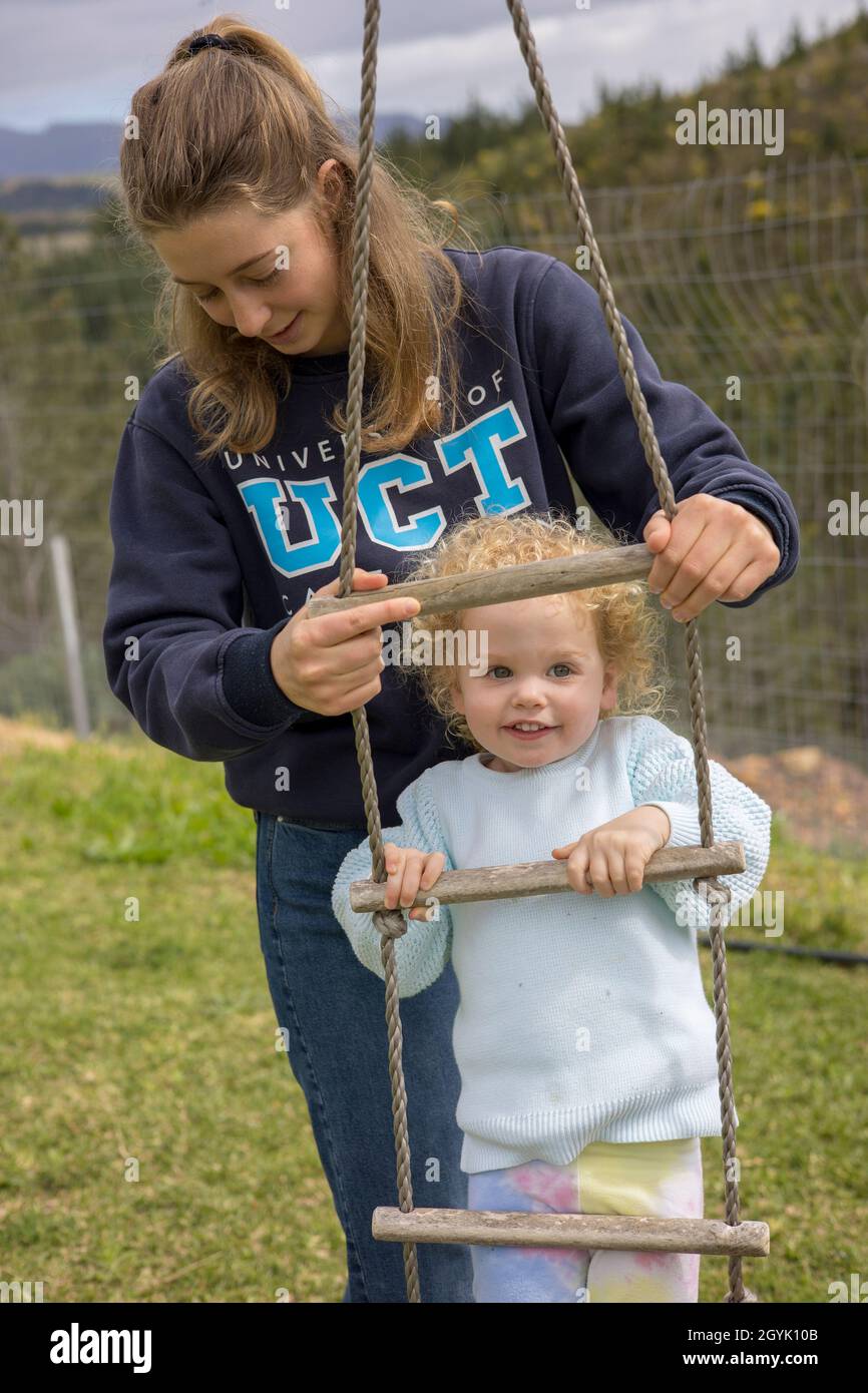 Au-Pair-Mädchen, das auf einer Seilleiter spielt Stockfoto