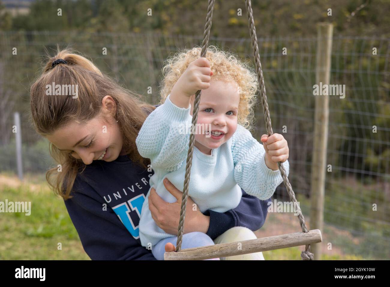Au-Pair-Mädchen, das auf einer Seilleiter spielt Stockfoto