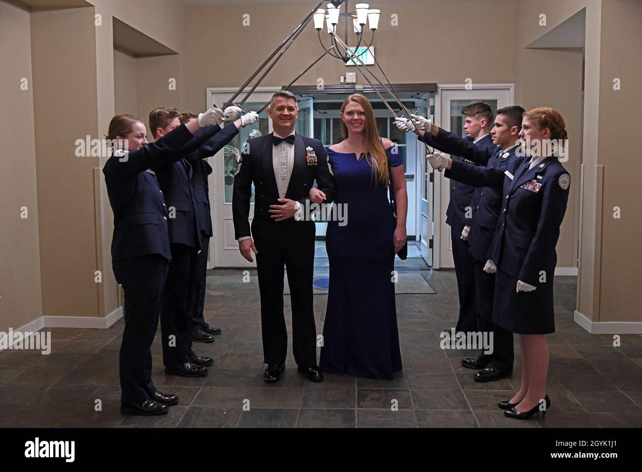 U.S. Air Force Senior Master Sgt. Charles Trinchitella und seine Frau Ainslee nehmen an einer Präsentation der Säbel Teil, die von den lokalen Junior ROTC-Kadetten während des ersten Kingsley Field Military Ball, der am 11. Januar 2020 in Klamath Falls, Oregon, abgehalten wurde. Die Flieger des 173rd Fighter Wing und ihre Familien hatten die Gelegenheit, an dieser Veranstaltung teilzunehmen, die die Geschichte und das Erbe der Einheit ehrte. (USA Foto der Air National Guard von Senior Master Sgt. Jennifer Shirar) Stockfoto
