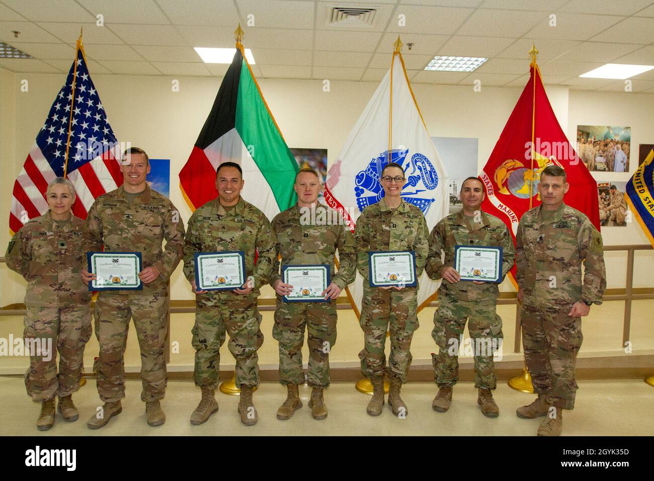 Befehl Sgt. Maj. Ronald Hassler, Senior Enlisted Advisor, 103. Expeditionary Sustainment Command (ESC), und Mitglieder des 349. Combat Support Hospital, die beim Aufbau des Selbstmordbewusstseins und -Präventionssymposiums mitgewirkt haben, posieren für ein Gruppenfoto im Camp Arifjan, Kuwait, 13. Januar 2020. (USA Foto der Armee von Staff Sgt. Godot G. Galgano) Stockfoto