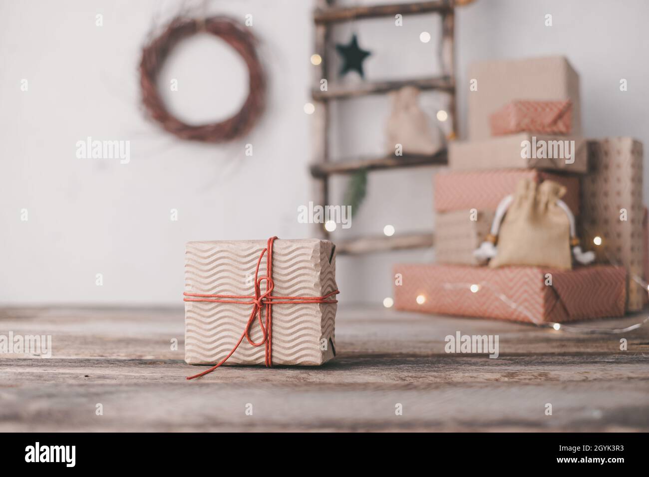 Geschenkschachteln am Weihnachtstag auf einem Holztisch. Umweltfreundliche Verpackung aus recycelbaren Rohstoffen. Hochwertige Fotos Stockfoto