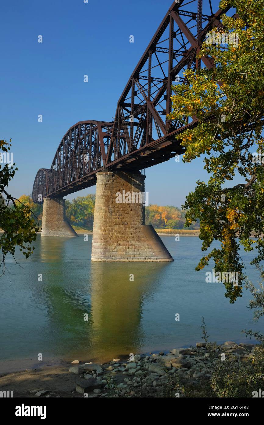 Trainieren Sie Trestle über den Missouri River in Bismarck, North Dakota. Stockfoto