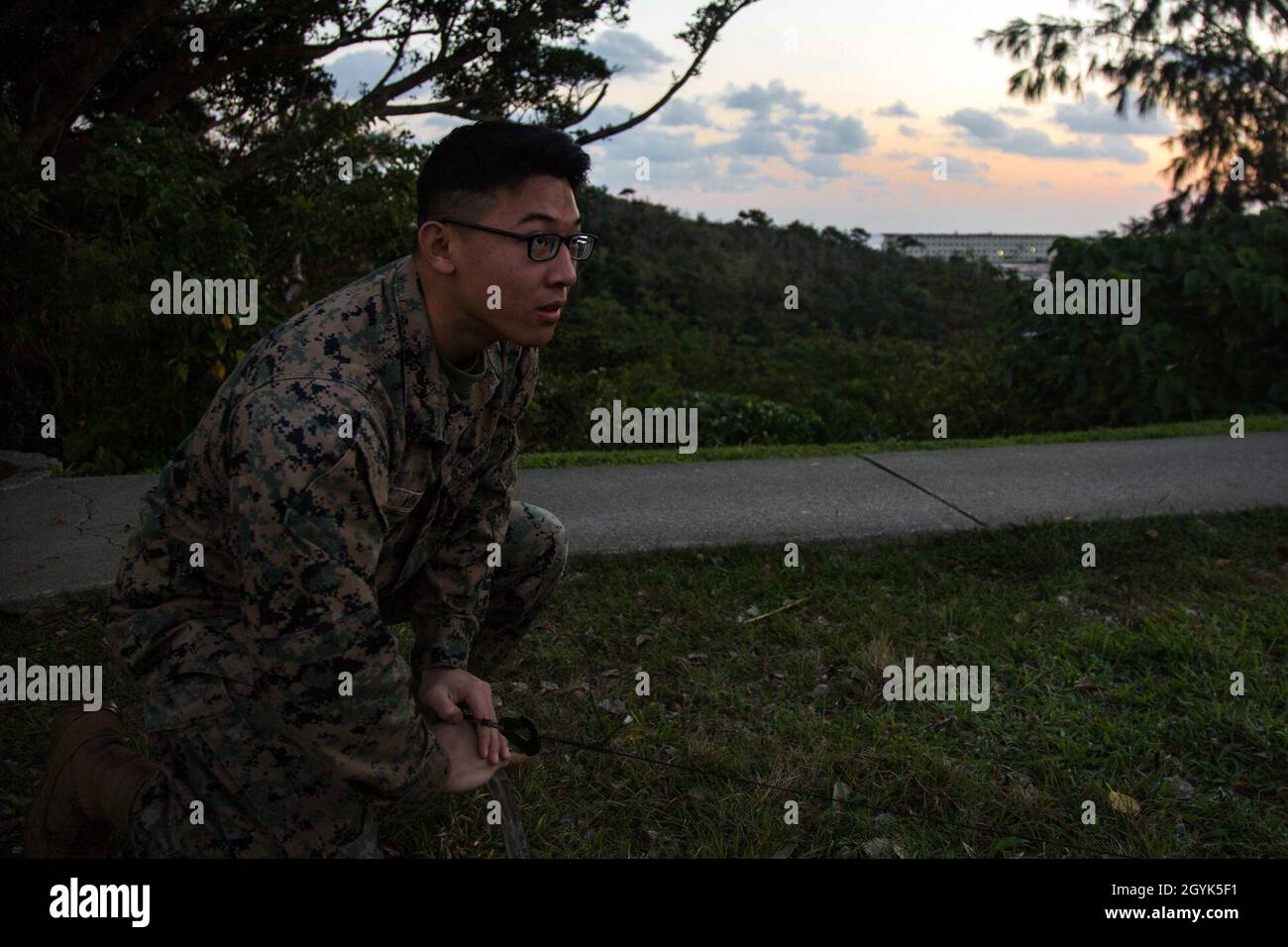 U.S. Marine Corps Lance CPL. Matthew Wong wartet auf Anweisungen während einer Fernschulungsveranstaltung für Hochfrequenzkommunikation, die am 14. Januar 2020 im Lager Schwab, Okinawa, Japan, stattfand. Diese Schulung zwischen der 1. Und 3. Marine Division ermöglichte beiden Einheiten, HF-Kommunikation über den Pazifischen Ozean zu trainieren. Die Schulung hilft den Geräten dabei, eine niedrige elektromagnetische Signatur zu bewahren, die praktisch unempfindlich gegen Verdrängung, Staus und Interferenzen ist, was einen verteilten Betrieb ohne Erkennung in der Betriebsumgebung ermöglicht. Wong, ein gebürtiger aus Laguna Niguel, Kalifornien, ist ein Radiobetreiber Cu Stockfoto