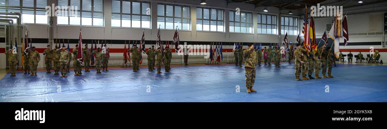 Die Truppenbildung des Regional Health Command Europe begrüßt die deutsche und amerikanische Nationalhymne bei der Zeremonie zur Übergabe der Verantwortung am 14. Januar 2020 in Sembach. (USA Armeefoto von Elisabeth Paque) Stockfoto