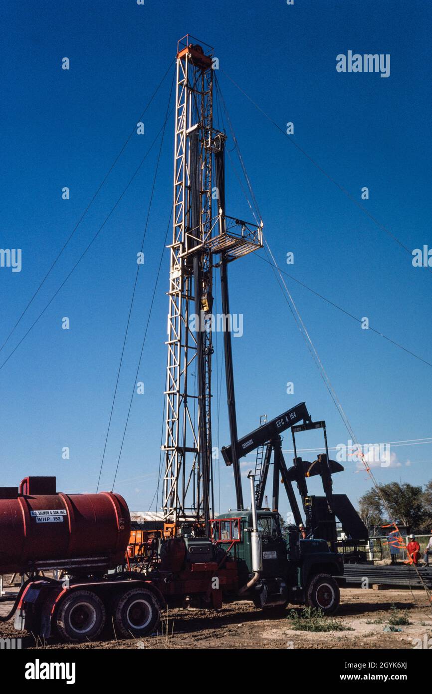 Ein Zugpersonal zieht die Saugerstangen aus einer vorhandenen Ölbohrung, um eine Wartung in den Bohrlöchern durchzuführen, um die Ölproduktion wiederherzustellen. Stockfoto