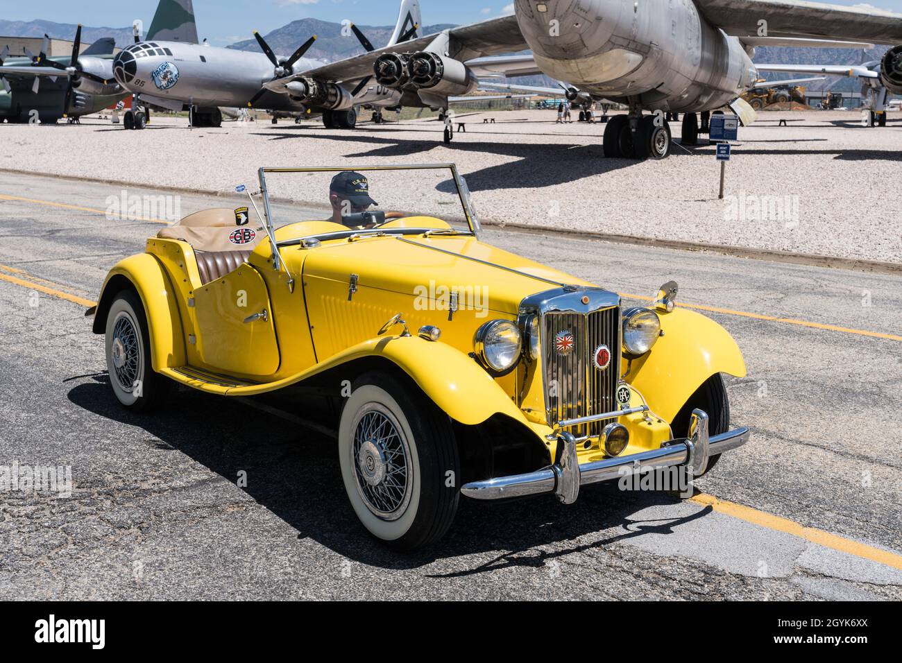 Ein restaurierter 1952 MG TD Midget Sportwagen, der an Flugzeugen vorbeifährt und im Hill Aerospace Museum in Utah ausgestellt wird. Stockfoto