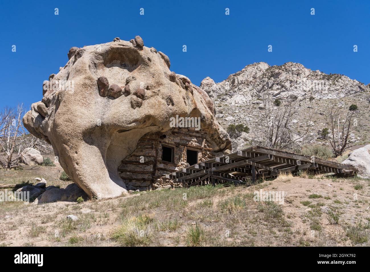 Die Felshütte in diesem großen Felsen wurde um 1900 in den Mineralbergen von Zentral-Utah gebaut. Stockfoto