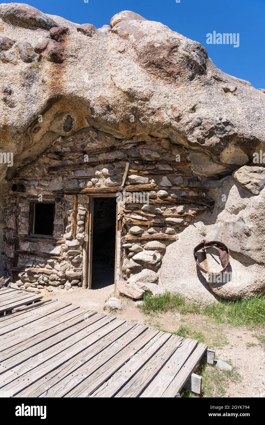 Die Felshütte in diesem großen Felsen wurde um 1900 in den Mineralbergen von Zentral-Utah gebaut. Stockfoto
