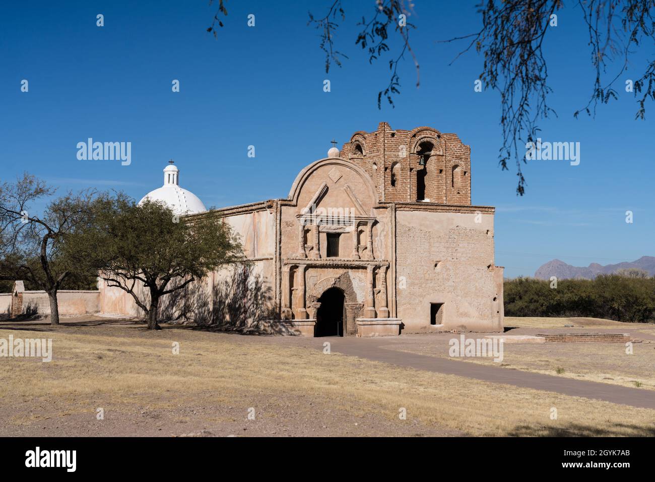 Die Fassade der Kirche der Mission San Jose de Tumacacori. Tumacacori National Historical Park. Stockfoto