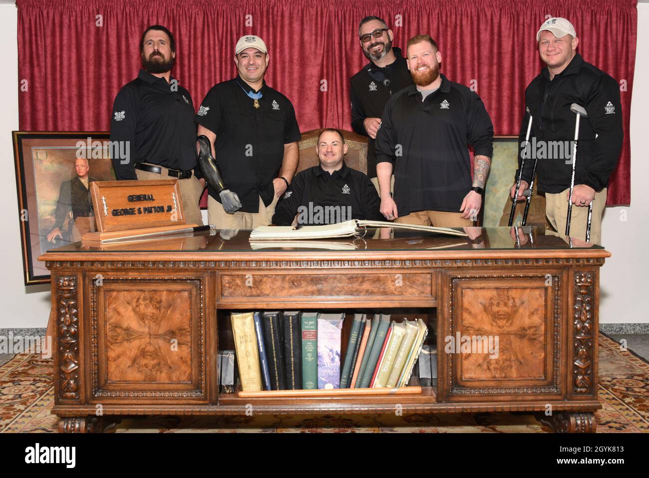 Von links nach rechts: US-Kampfveteranen Master Sgt. (ausgeschieden) Chris Corbin, Meister Sgt. (ausgeschieden) Leroy Petry, Cpl. (ausgeschieden) Matt Bradford, Sgt. Klasse (ret.) Joe Healey, Cpl. (ausgeschieden) Rory Hamill und Sgt. Klasse (ret.) Josh Olson posiert für ein Gruppenfoto auf dem Schreibtisch von General George S. Patton Jr. in der Offiziersakademie des 7. Armeeausbildungskommandos in Grafenwoehr, Deutschland, am 15. Januar 2020. Die Kriegsveteranen sind mit der Trupps First Foundation (TFF) verbunden, einer Organisation, die nach 9/11 kämpfende, verletzte Krieger unterstützt, indem sie Besuche in Trainingsbereichen und medizinischen Einrichtungen für t ermöglicht Stockfoto