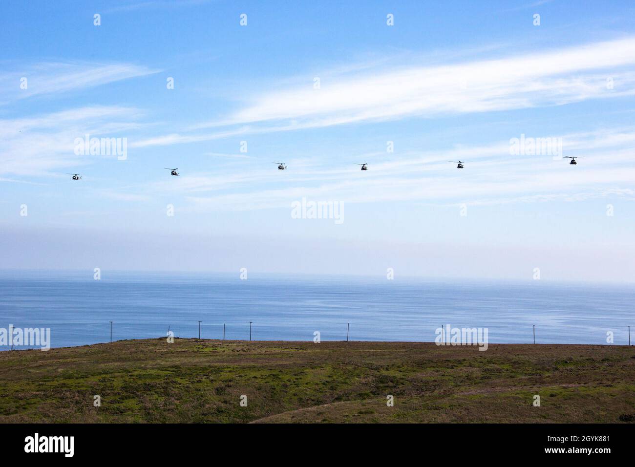 Sechs US Marine Corps UH-1Y Giftausschläge mit Marine Light Attack Helicopter Squadron 469, Marine Aircraft Group 39, 3rd Marine Aircraft Wing, verlassen San Clemente Island, Kalifornien, nachdem sie am 15. Januar 2020 Marineinfanterinnen aus dem Übung Venom Storm extrahiert hatten. Übung Venom Storm demonstrierte die Vielseitigkeit des Venoms bei der Bereitstellung tödlicher Optionen, ob vom Meer oder vom Land aus. Seine Fähigkeit, schnell von Schiff zu Land zu arbeiten, Bodentruppen mit eigener organischer Brandunterstützung zu unterstützen und an temporären Standorten bewaffnet und betankt zu werden, ist unübertroffen. Die einzigartigen Fähigkeiten des Venoms bieten Joint-Force-Kommandanten wi Stockfoto