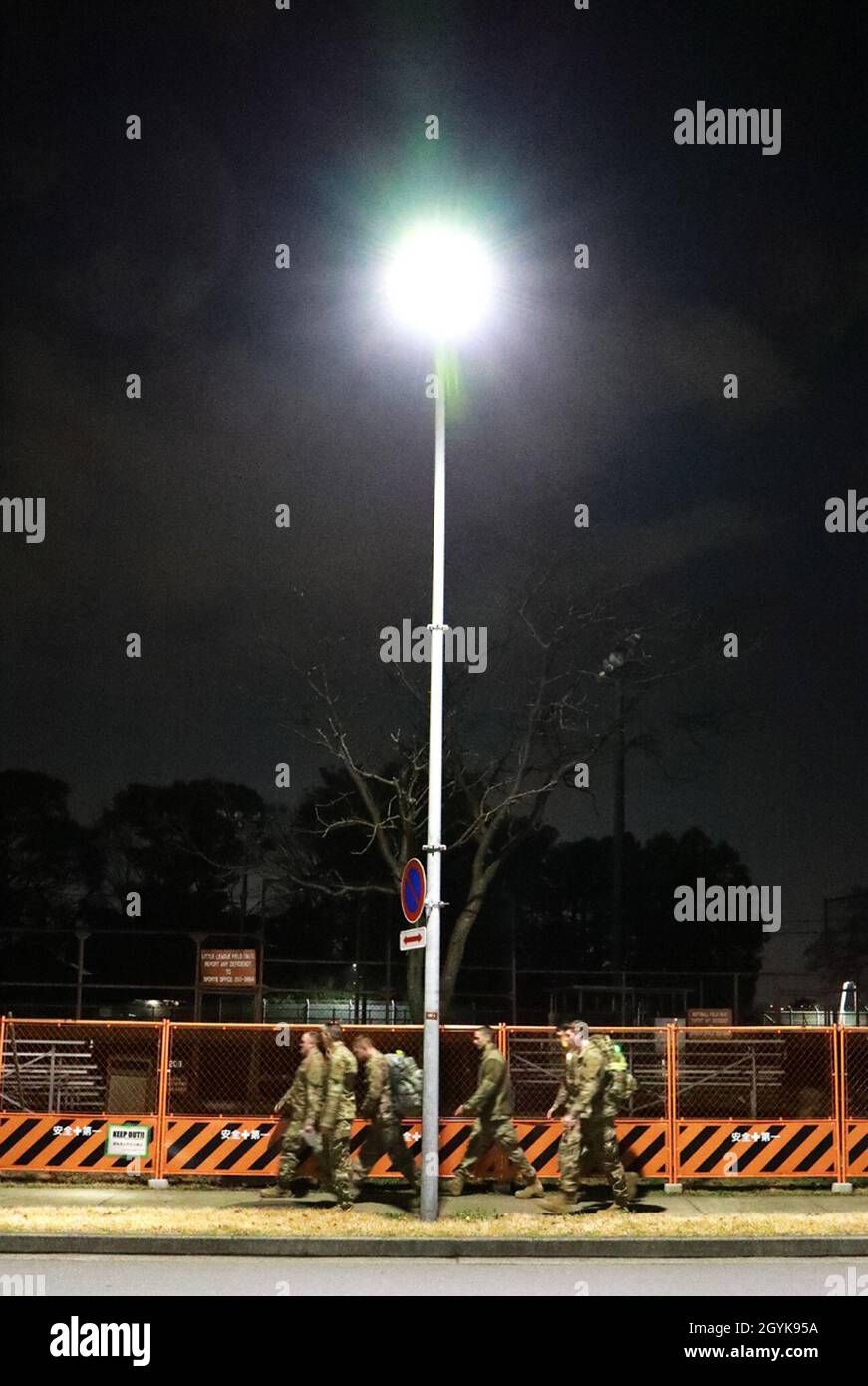 Ein Team von Fliegern beginnt am Abend des 15. Januar die erste Etappe eines 54-Meilen-marsches über Nacht im japanischen Lager Zama. Mehr als 120 Teilnehmer, aufgeteilt auf 10 Teams, absolvierten den marsch zu Ehren von Martin Luther King Jr., der 1965 zusammen mit Tausenden von Demonstranten die gleiche Strecke von Montgomery nach Selma, Alabama, zurücklegen konnte. Stockfoto