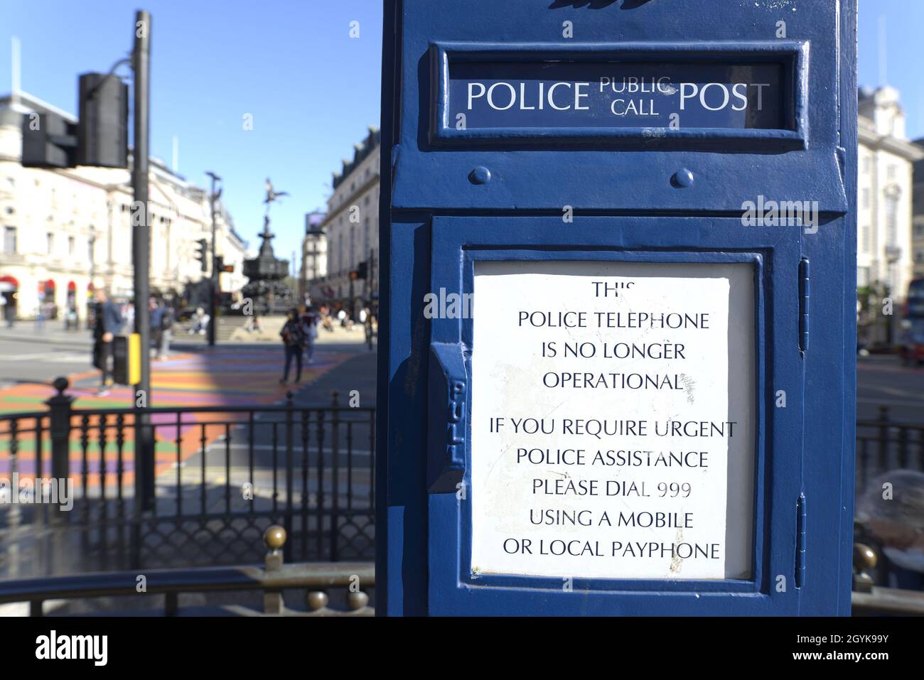 London, England, Großbritannien. Ausgenutzte öffentliche Polizeirufstelle im Piccadilly Circus Stockfoto