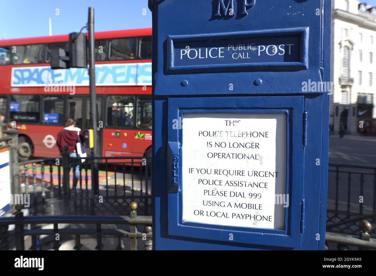 London, England, Großbritannien. Ausgenutzte öffentliche Polizeirufstelle im Piccadilly Circus Stockfoto