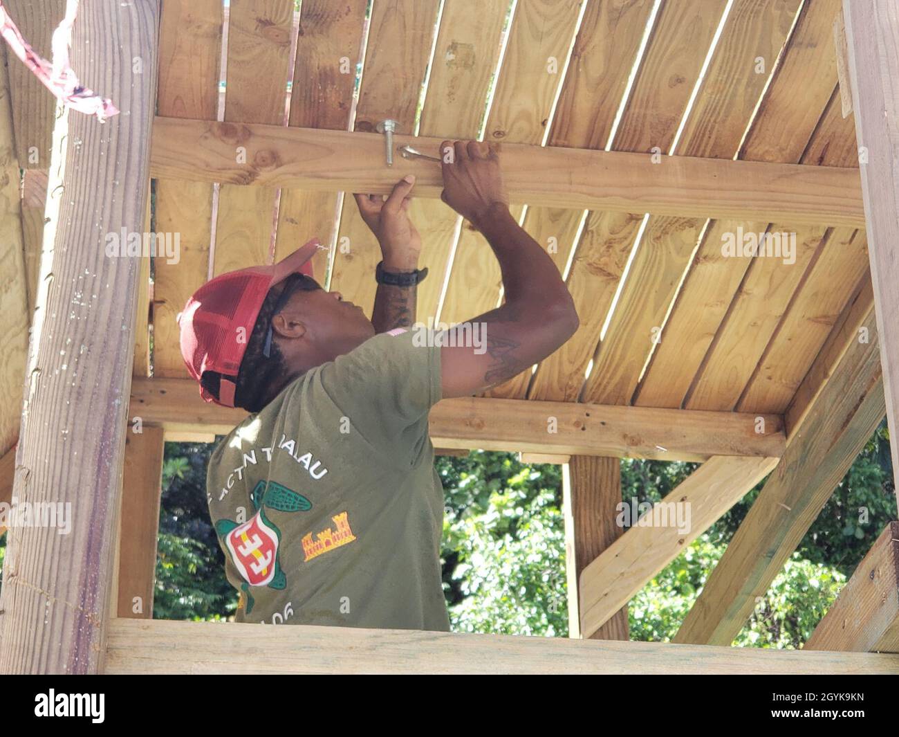 Spezialist Good Richard Remy, ein Bauelektriker mit dem CAT 84-06, strafft die Bereiche auf dem größeren Hindernis auf dem Hindernisparcours für Kinder für den Konqur Fun Run and Obstacle Course, der jedes Jahr in Koror, Palau, stattfindet. Das CAT-Programm läuft sechs Monate lang mit der Luftwaffe, der Marine und der Armee. Die aktuelle CAT stammt vom 84. Ingenieur-Bataillon aus Schofield Barracks, Hawaii. (Foto von Sgt. Klasse Wynn Hoke) Stockfoto